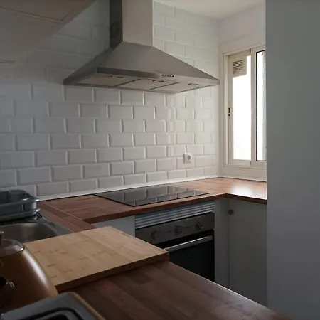 Cool! 5' To Metro. 15' To Center/beach By Metro.